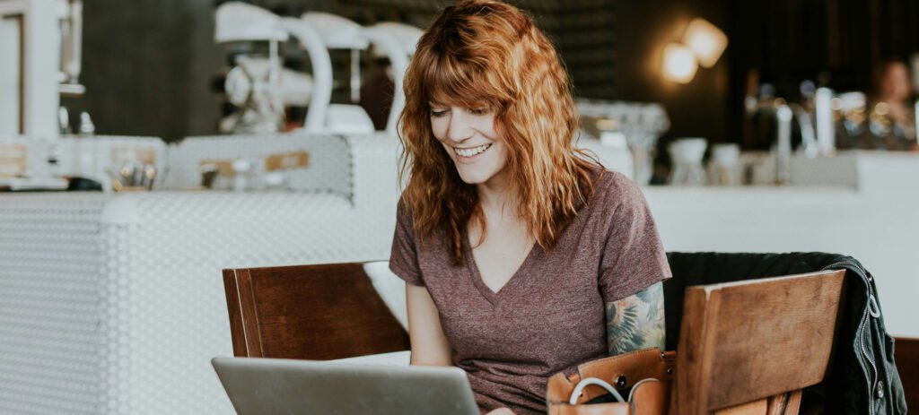 mulher usando o computador num espaço público