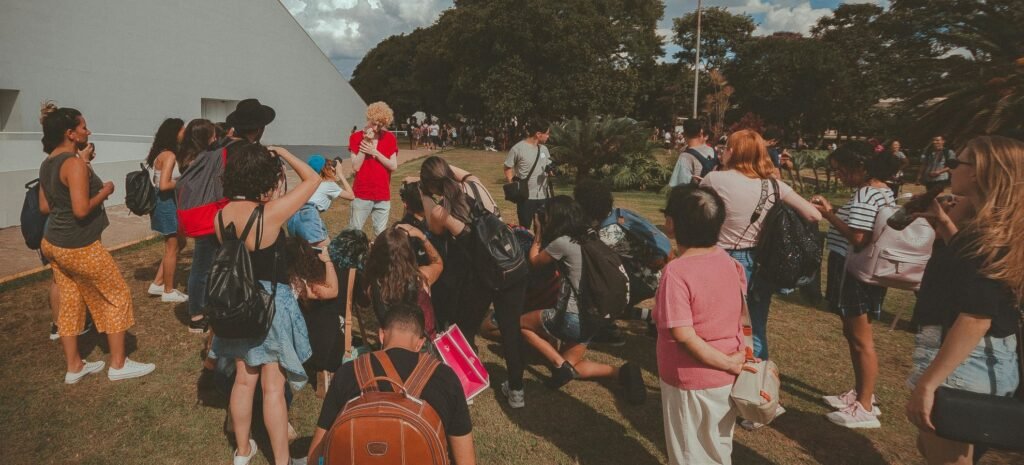 grupo de fotografos em ambiente aberto